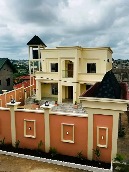 Façade et mur d’enceinte, Duplex haut standing à Odza